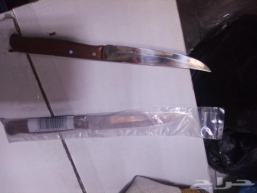 سكاكين للبيع بخمسة ريال والدرزن 30 ريال. والكبير ب 15ريال64473554730882110