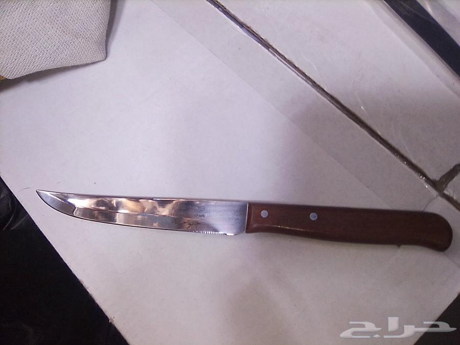 سكاكين للبيع بخمسة ريال والدرزن 30 ريال. والكبير ب 15ريال64473554730882111