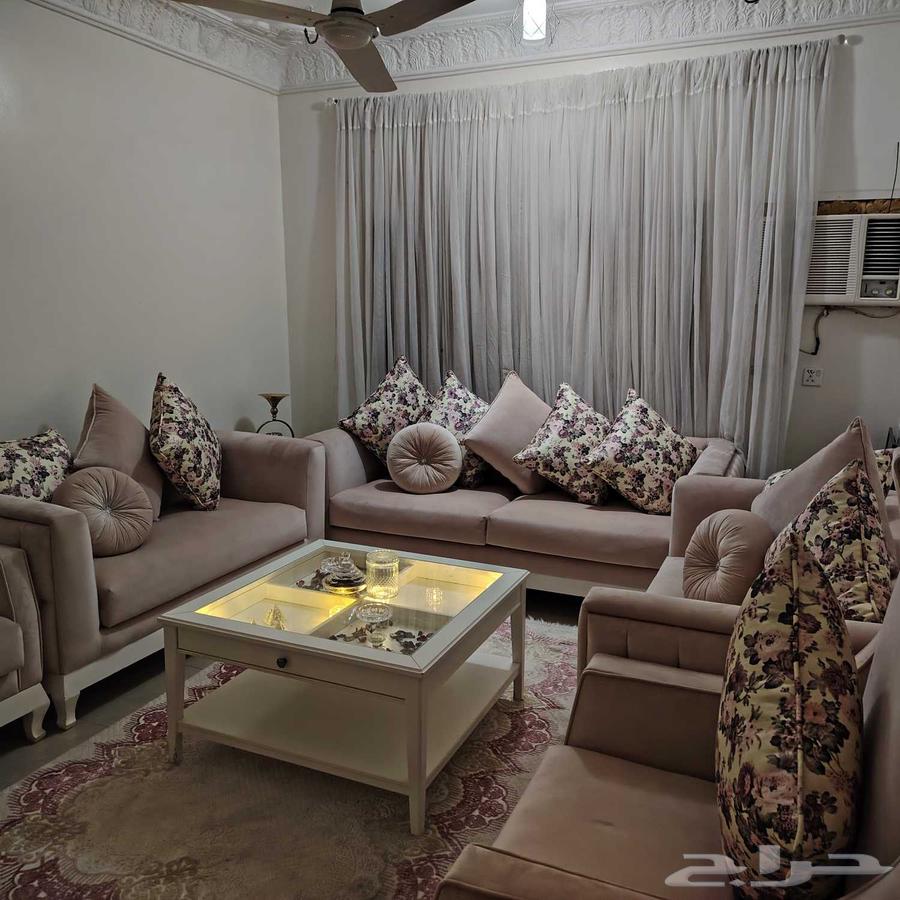 كنب زهري شبه جديد للبيع مع الطاوله والسجاده سبب البيع النقل64474945560578113