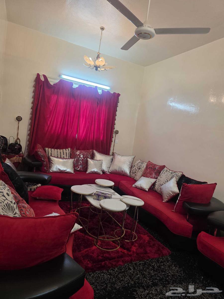 كنب نظيف مع ستاره مع فرشه حمراء مع 2 فازه64474945578243110