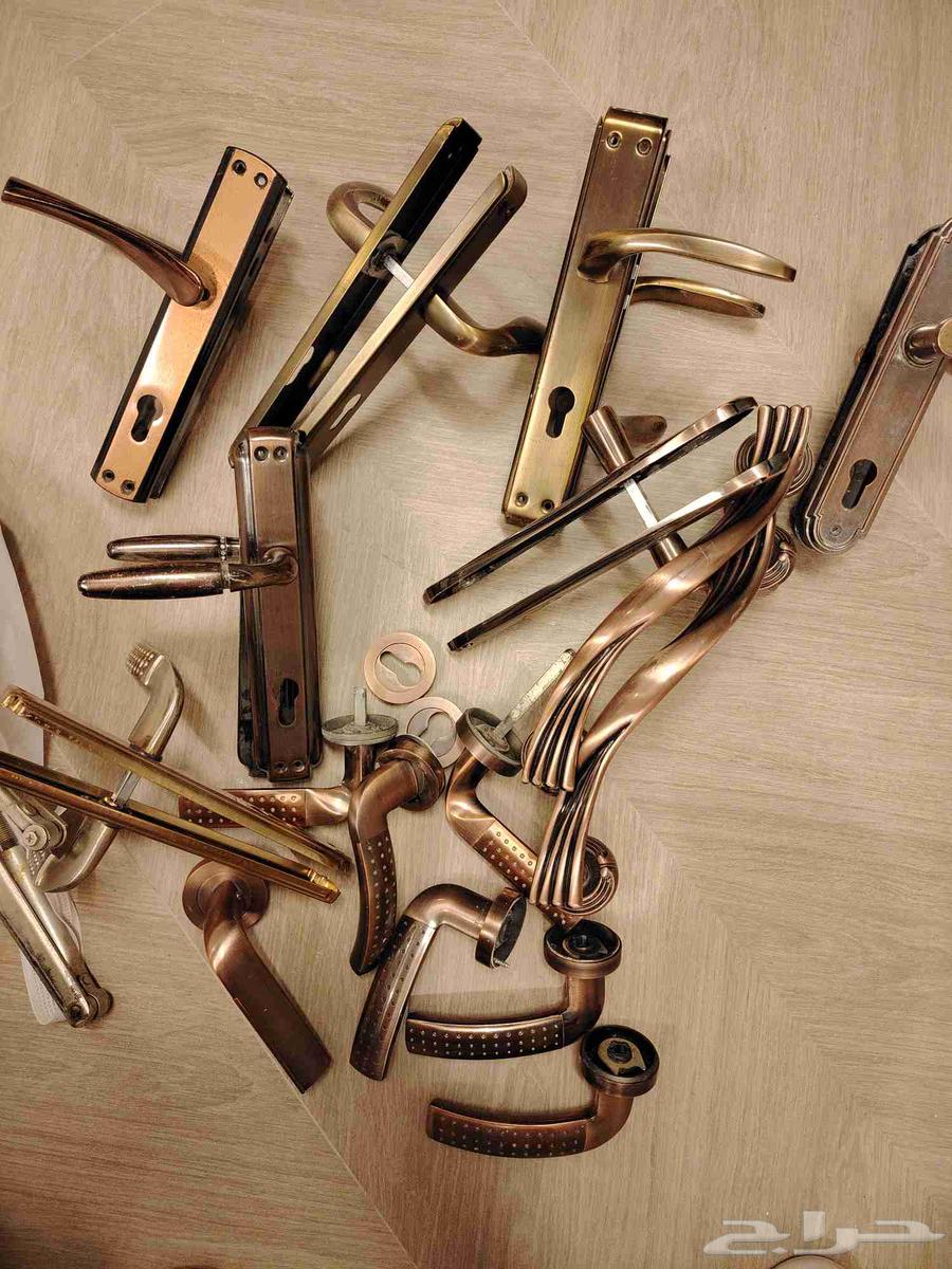 Table, screen, chandeliers, and electric oven64474790649090114