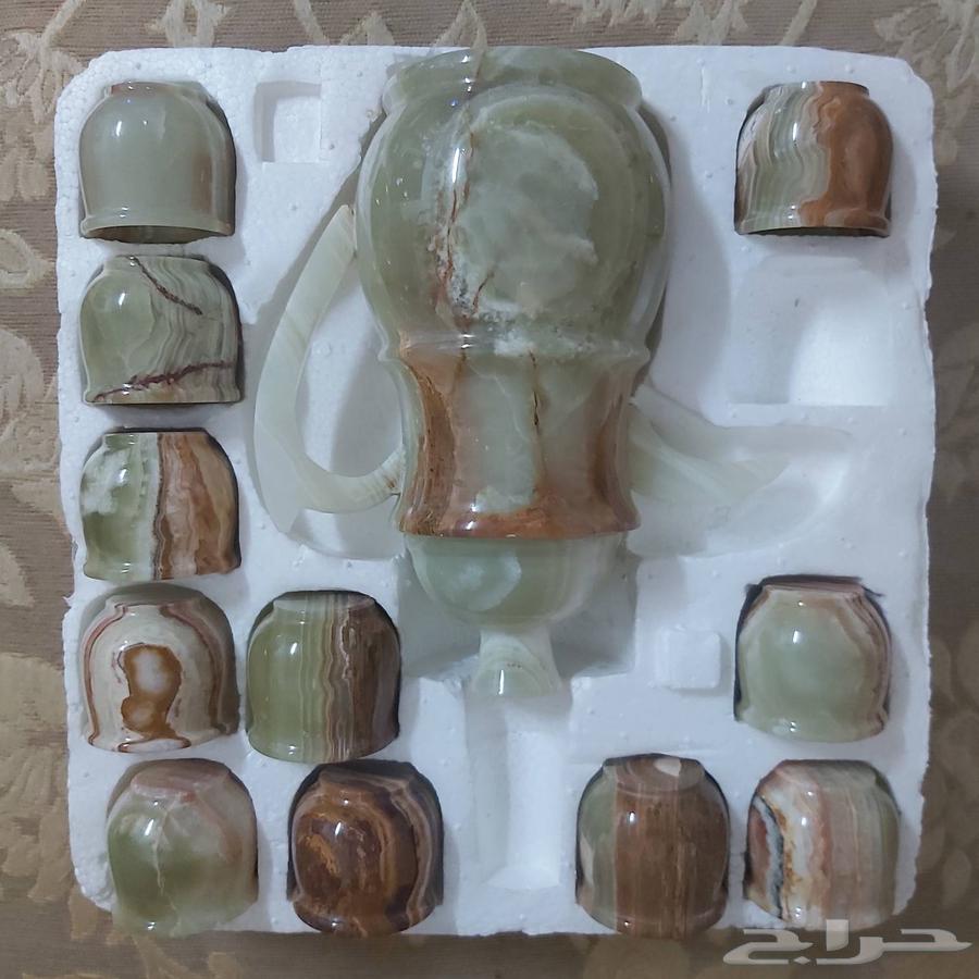 ابريق طبيعي من الرخام مع فناجين قهوة64476043837825110