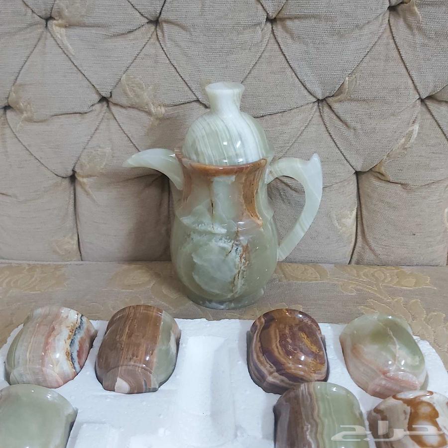 ابريق طبيعي من الرخام مع فناجين قهوة64476043837825111