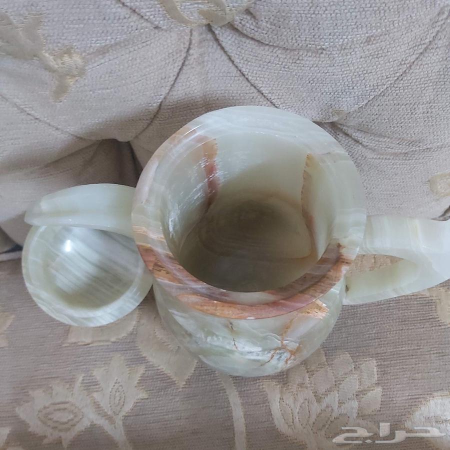 ابريق طبيعي من الرخام مع فناجين قهوة64476043837825112