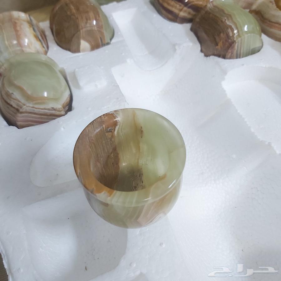 ابريق طبيعي من الرخام مع فناجين قهوة64476043837825113