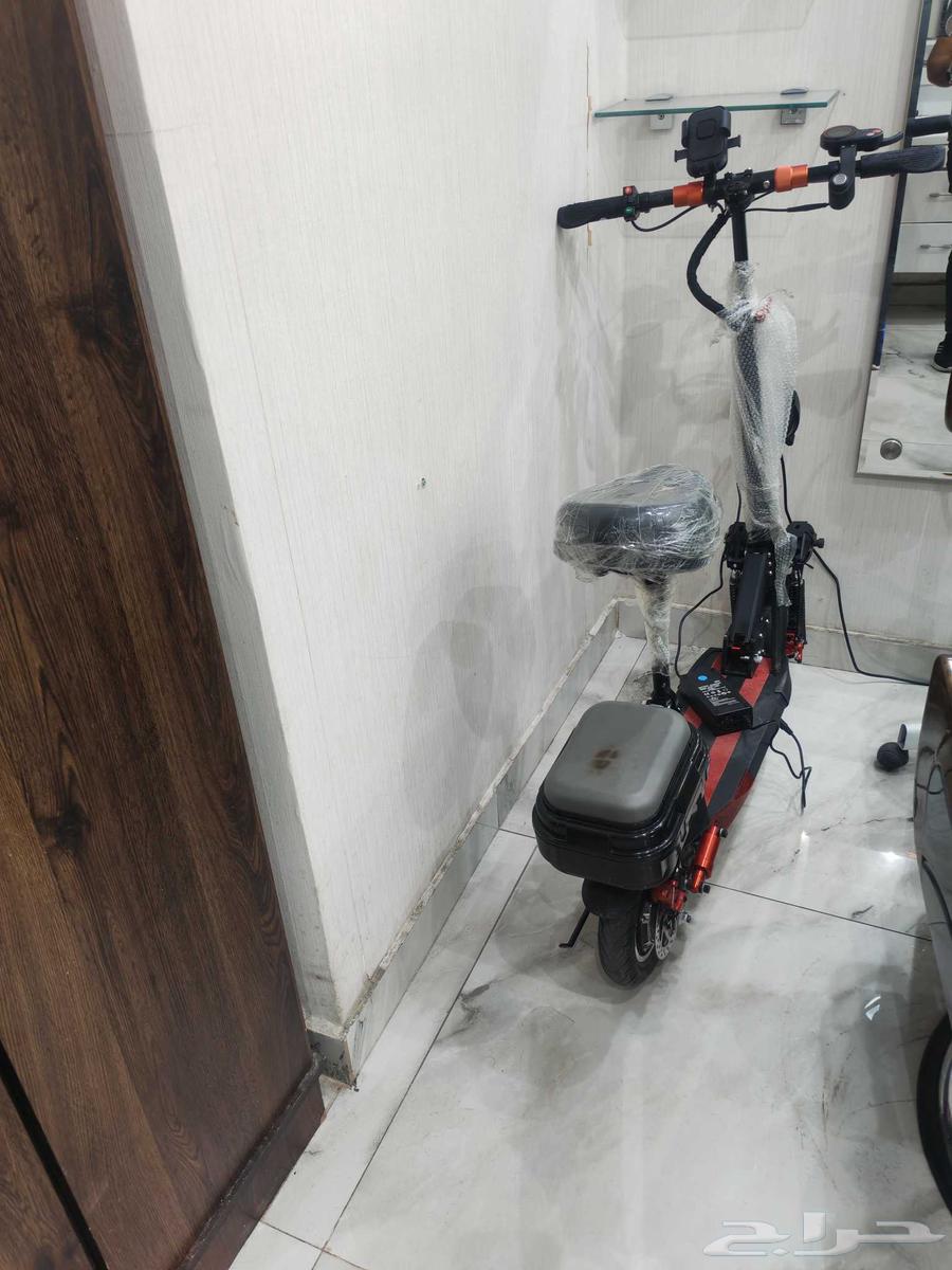 Semi-new scooter64474416426625113