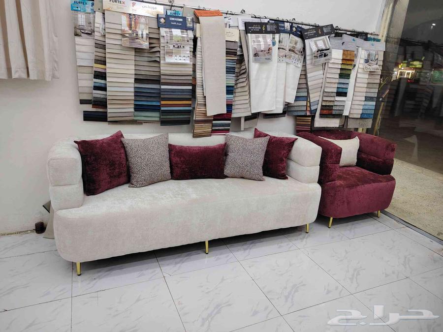 A sofa set consisting of 3 large sofas and 2 single chairs, sufficient for 11 people64477866819971110