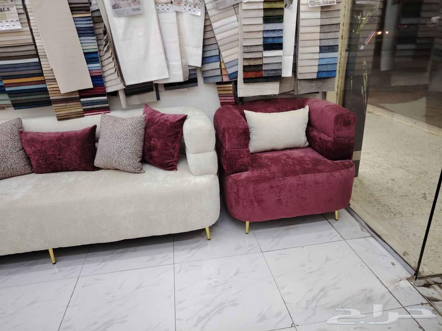 A sofa set consisting of 3 large sofas and 2 single chairs, sufficient for 11 people64477866819971113