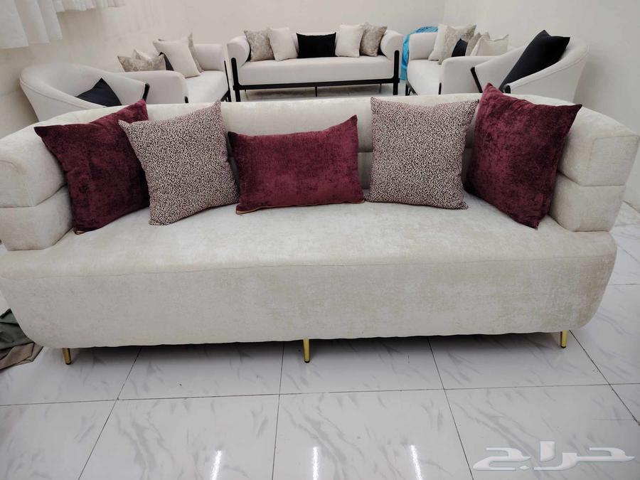 A sofa set consisting of 3 large sofas and 2 single chairs, sufficient for 11 people64477866819971111