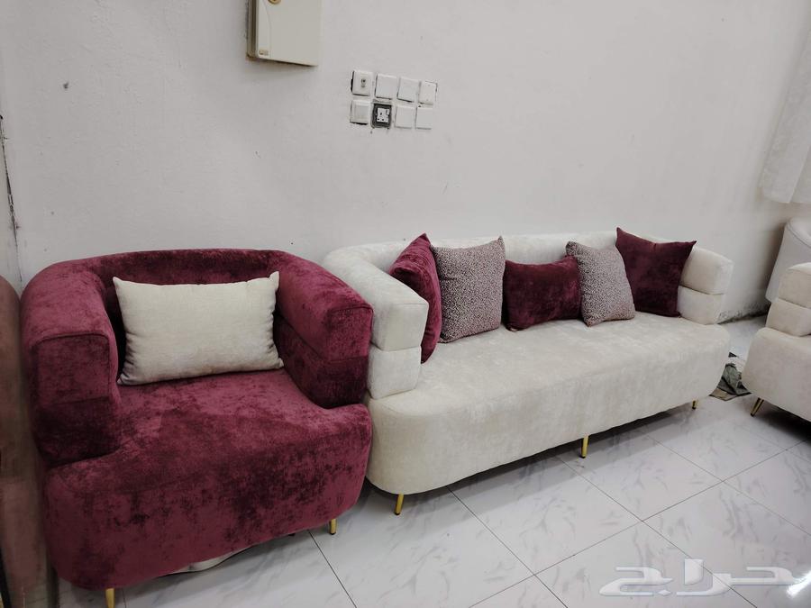 A sofa set consisting of 3 large sofas and 2 single chairs, sufficient for 11 people64477866819971114