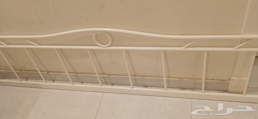 شاشة فل اتش دي 42 بوصة  سرير ايكيا شبة جديد  مرتبة  طقم لحاف64471307274883112