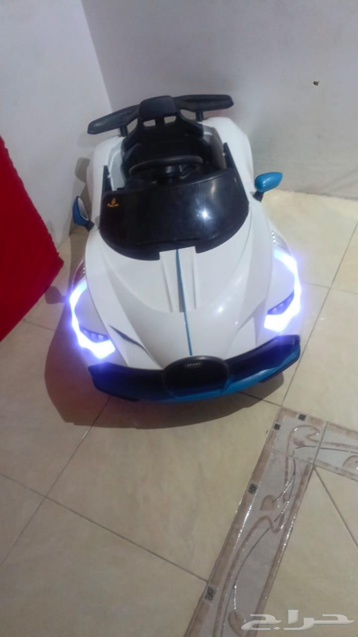 Electric children's car designed in the shape of a Bugatti64472061936003112