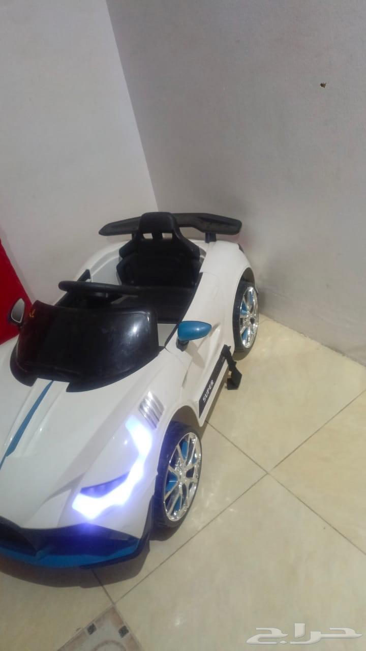 Electric children's car designed in the shape of a Bugatti64472061936003111