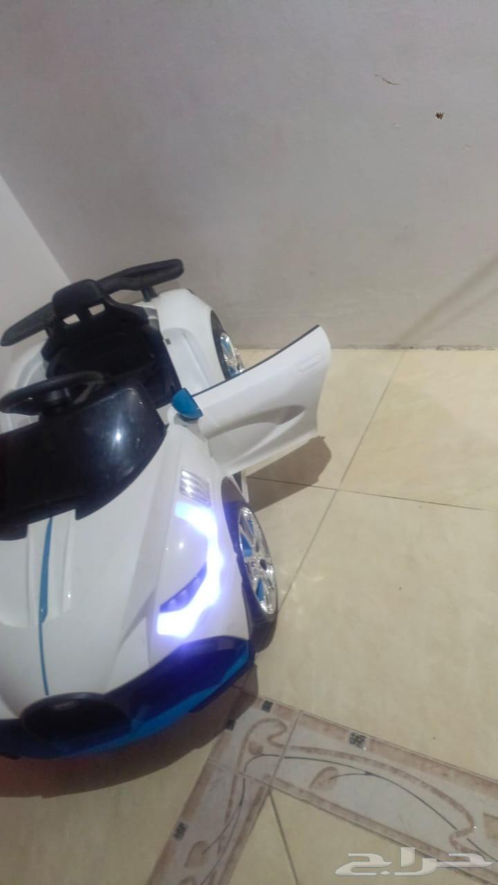 Electric children's car designed in the shape of a Bugatti64472061936003110