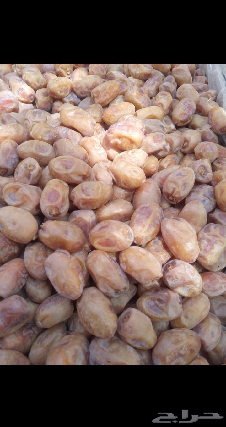 يوجد لدينا تمور فاخره للبيع اخلاص64477880589315112