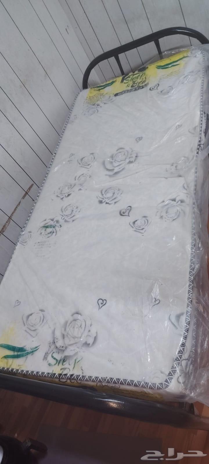 سرير نفر ونص مستخدم بصيط وسريرين حديد مع المراتب شبه جديد64475058963203111