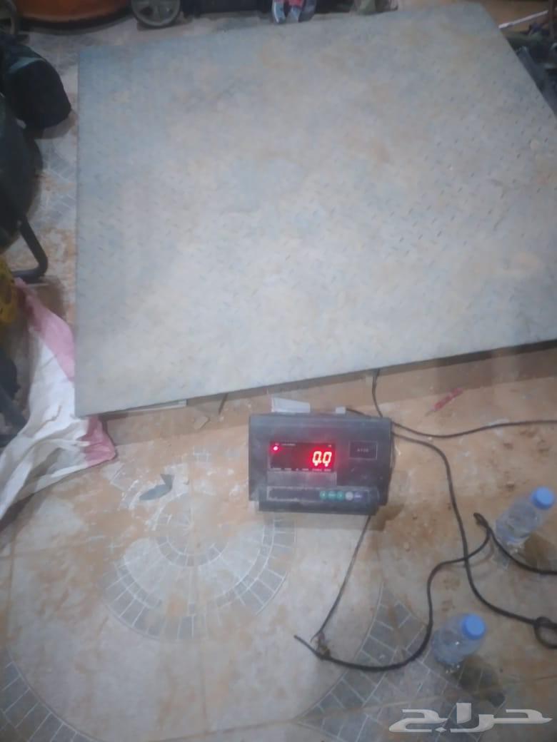 For sale, a working iron scale in good condition and a Renault scale, newer model64476212175875111