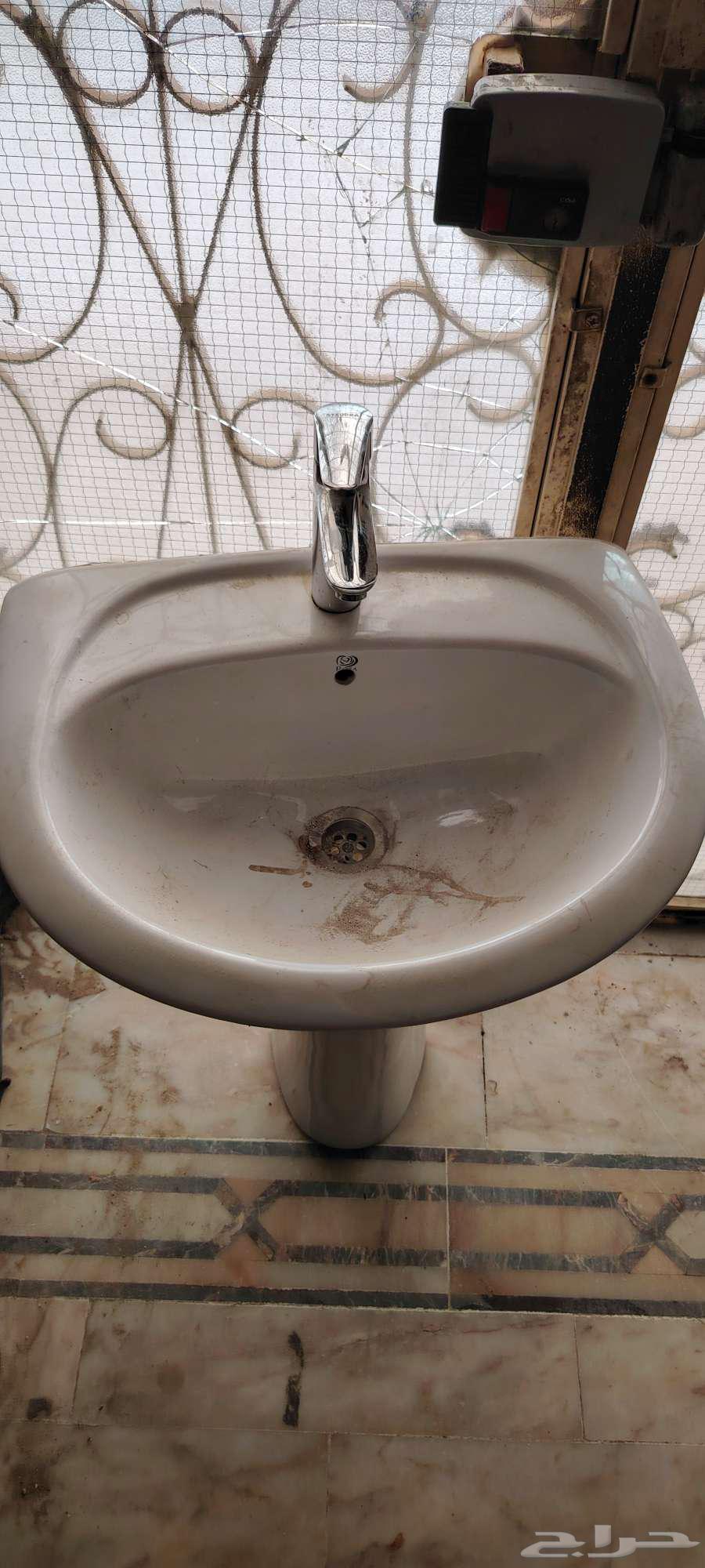 مغسلة كاملة مع خلاط شبه جديدة للبيع64474471915138111