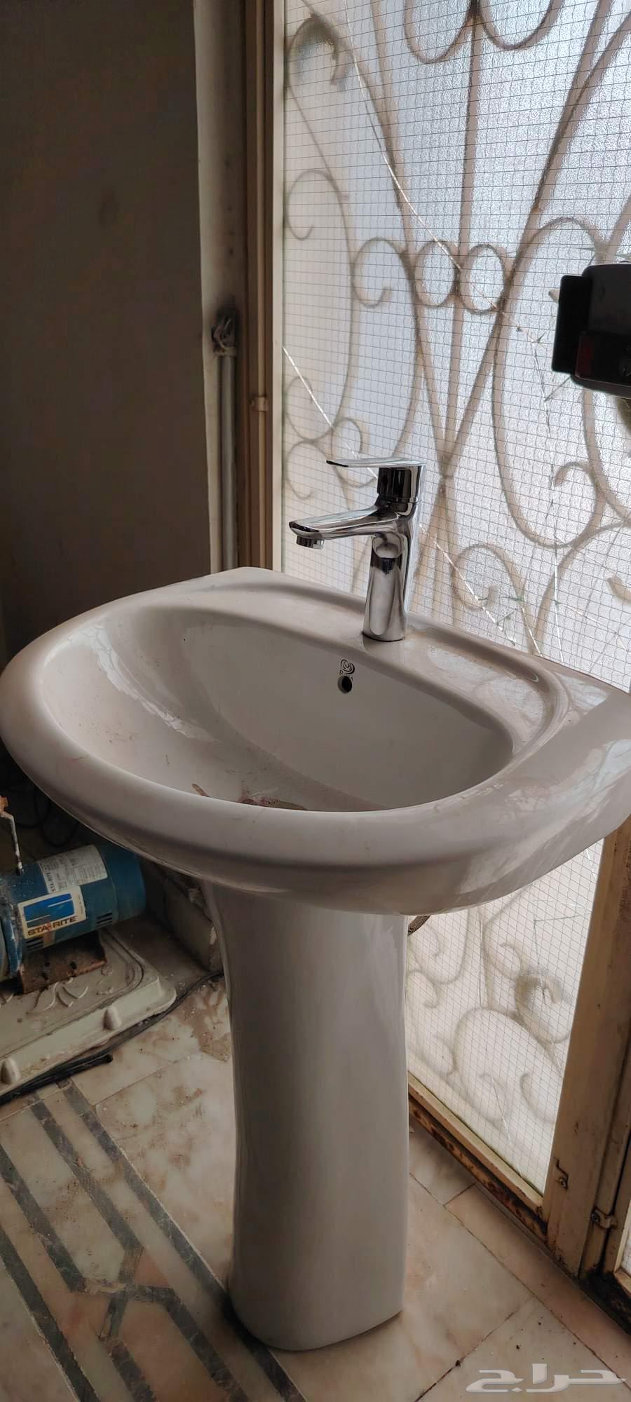مغسلة كاملة مع خلاط شبه جديدة للبيع64474471915138110