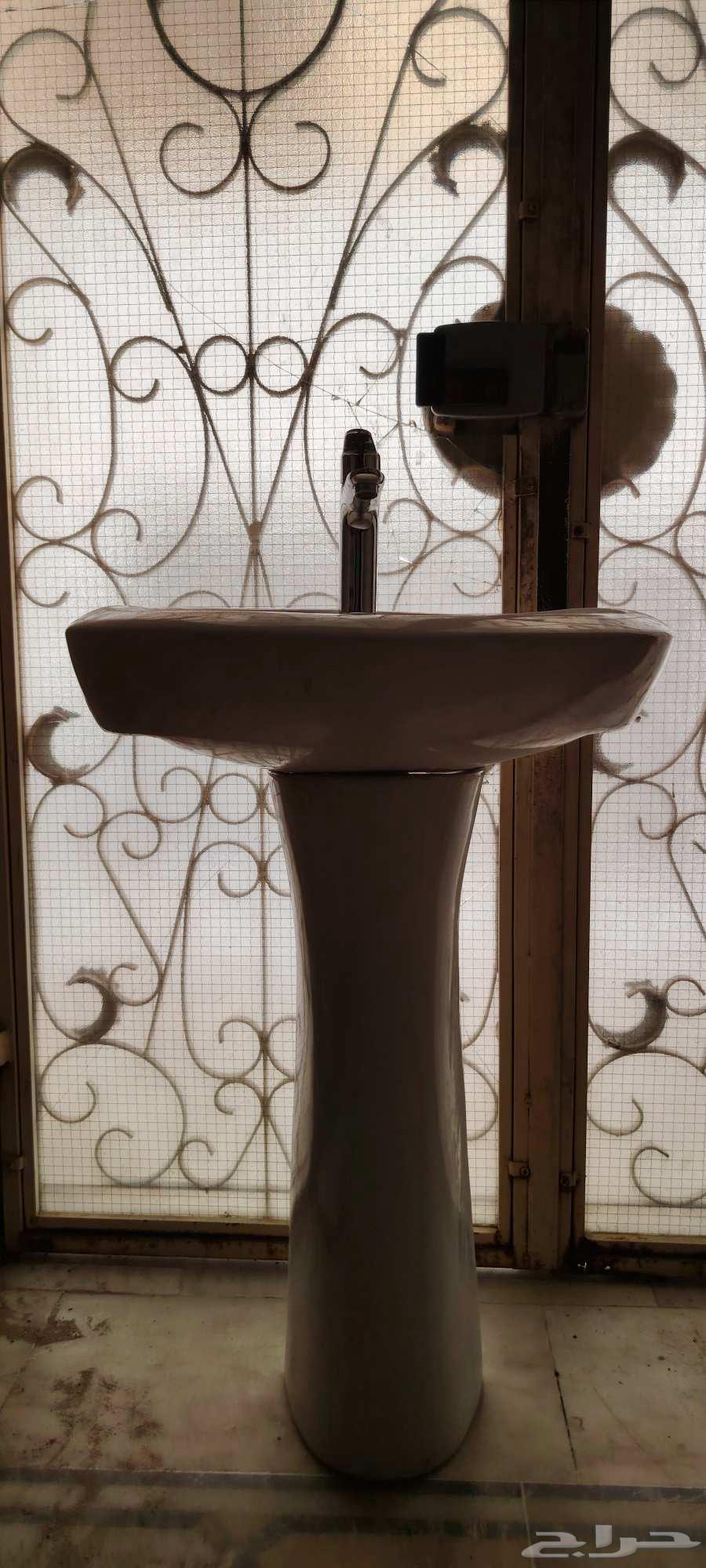 مغسلة كاملة مع خلاط شبه جديدة للبيع64474471915138112