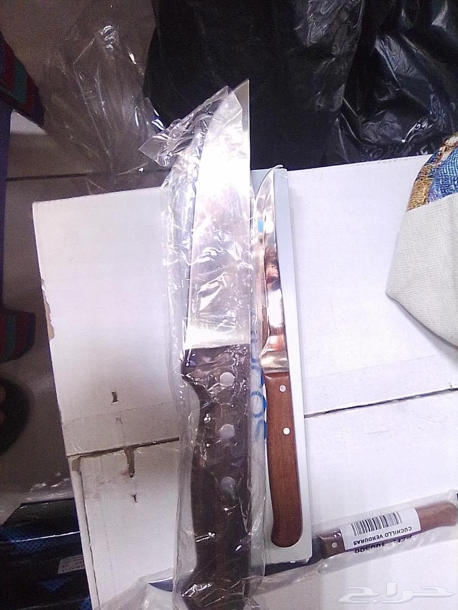 سكاكين للبيع بخمسة ريال والدرزن 30 ريال. والكبير ب 15ريال64473554730882113