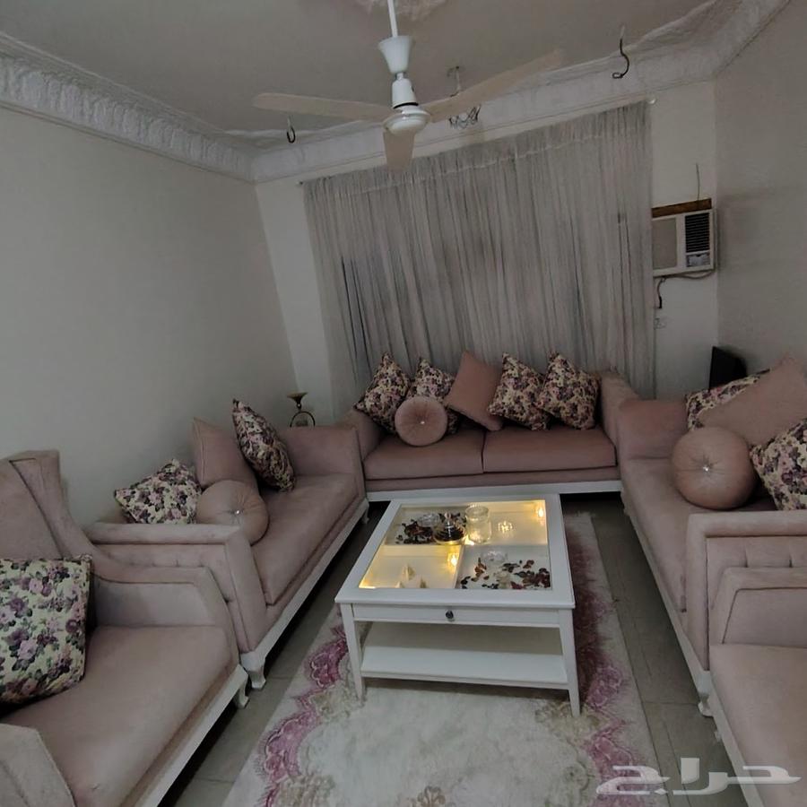 كنب زهري شبه جديد للبيع مع الطاوله والسجاده سبب البيع النقل64474945560578110