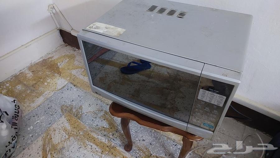 مايكرويف LG استعمال خفيف جدا بحالته64484047372931113