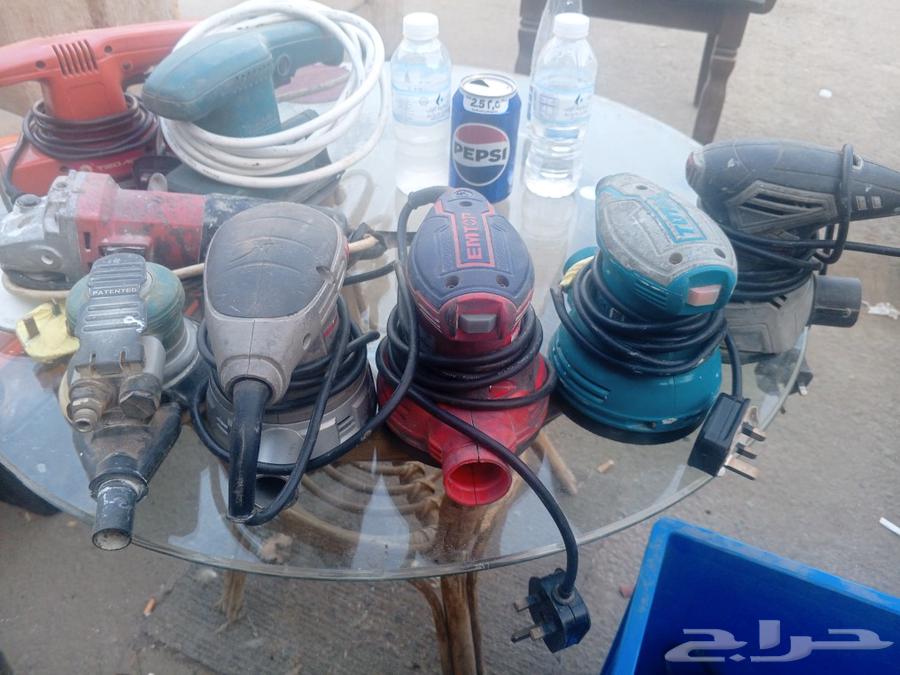 Sandpaper machines. 7 in total, including 4 electric circular sanders and one air machine64483743602945110