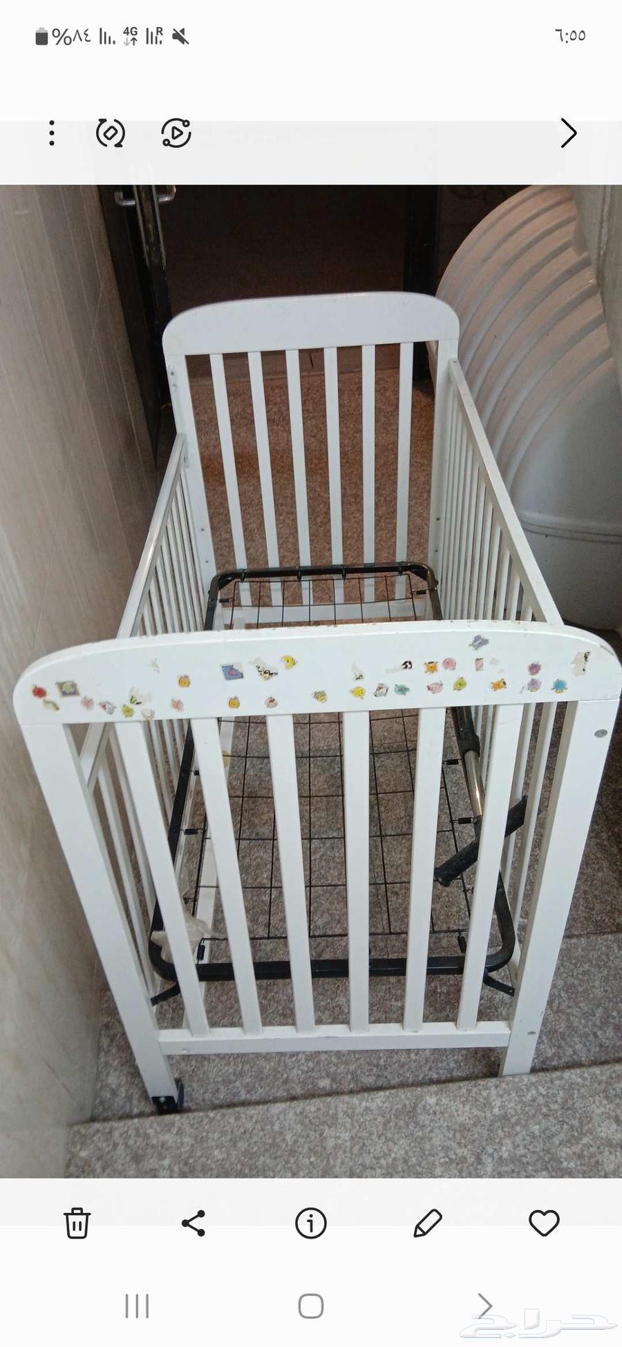 سرير اطفال للبيع بي 80 ريال فيه كسر بسيط من تحت غير مؤثر اطل64486164052097111