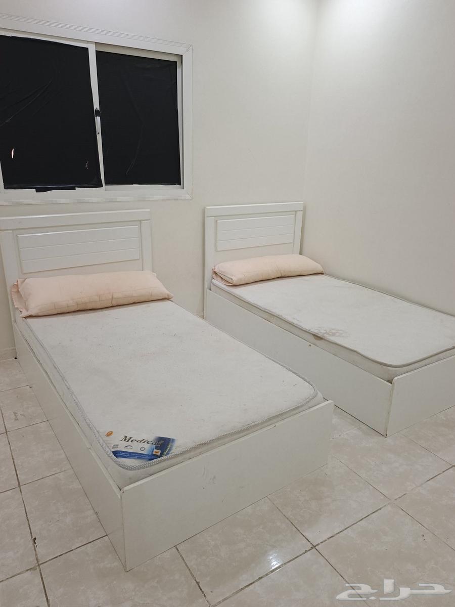 غرفة نوم اطفال مع 2 مرتبة ودولاب ومكيف بحالة جيدة وسكوتر64482254508419110