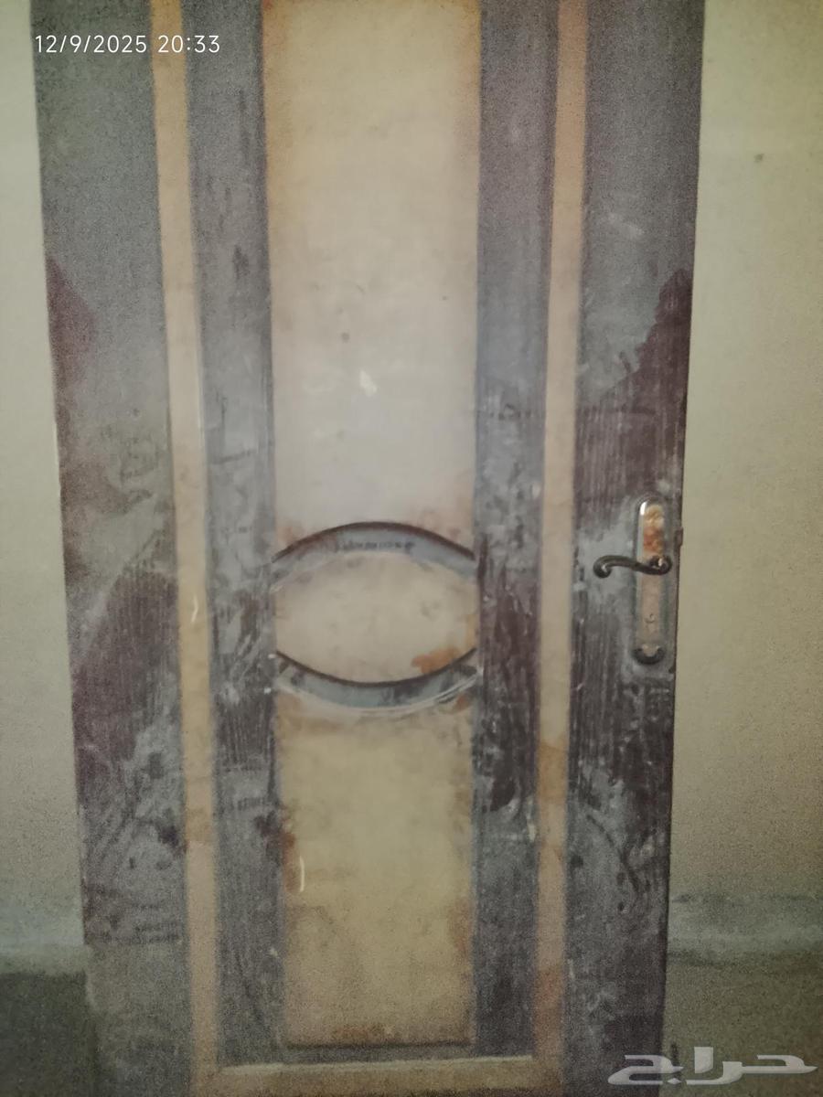 بيبان خشب استعمال خفيف بعض الكسور الخفيفه وايضا باب مجانا64485078934530111