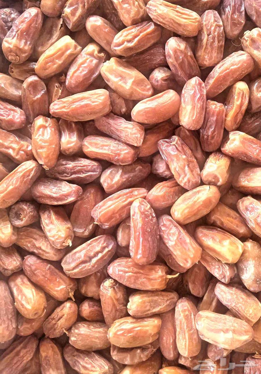 Yellow dates, one bag and 40 cartons of bananas, new production64484758928002110