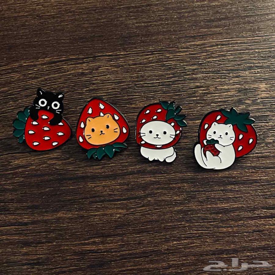 Brooches, Medals, and Posters64483396916227111