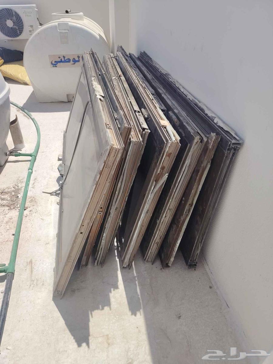 ابواب الوميتال وابواب خشب وخزان مياه للبيع64480922279170110