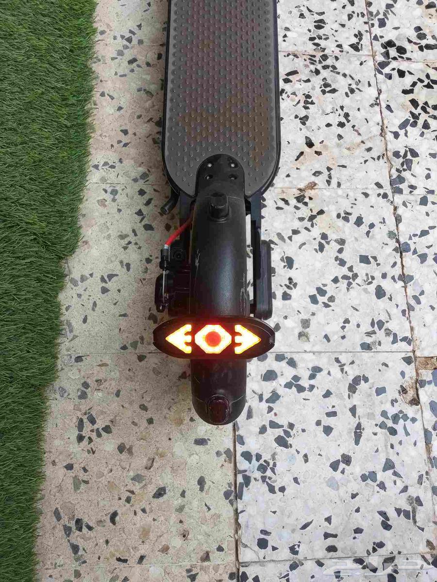 Fast and clean used electric scooter travels 70 with bag, turn signals, and remote64482091254147112