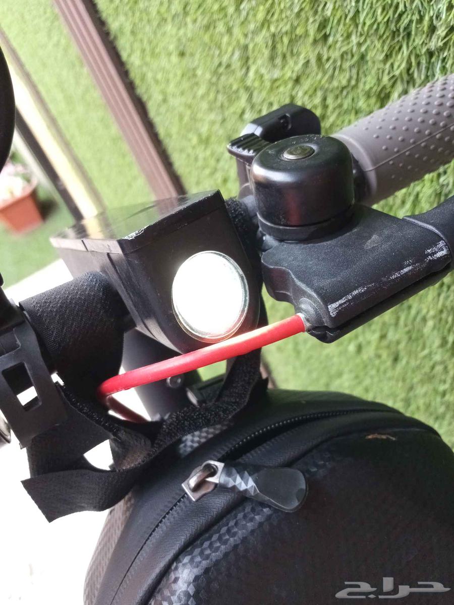 Fast and clean used electric scooter travels 70 with bag, turn signals, and remote64482091254147114