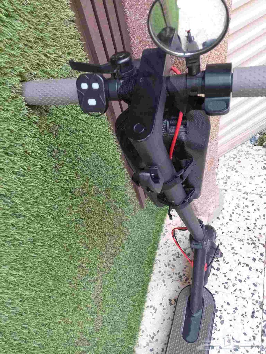 Fast and clean used electric scooter travels 70 with bag, turn signals, and remote64482091254147111