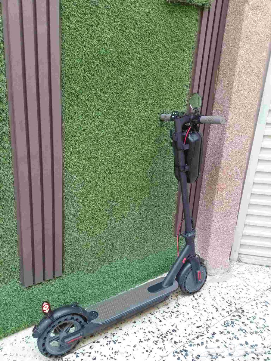 Fast and clean used electric scooter travels 70 with bag, turn signals, and remote64482091254147110