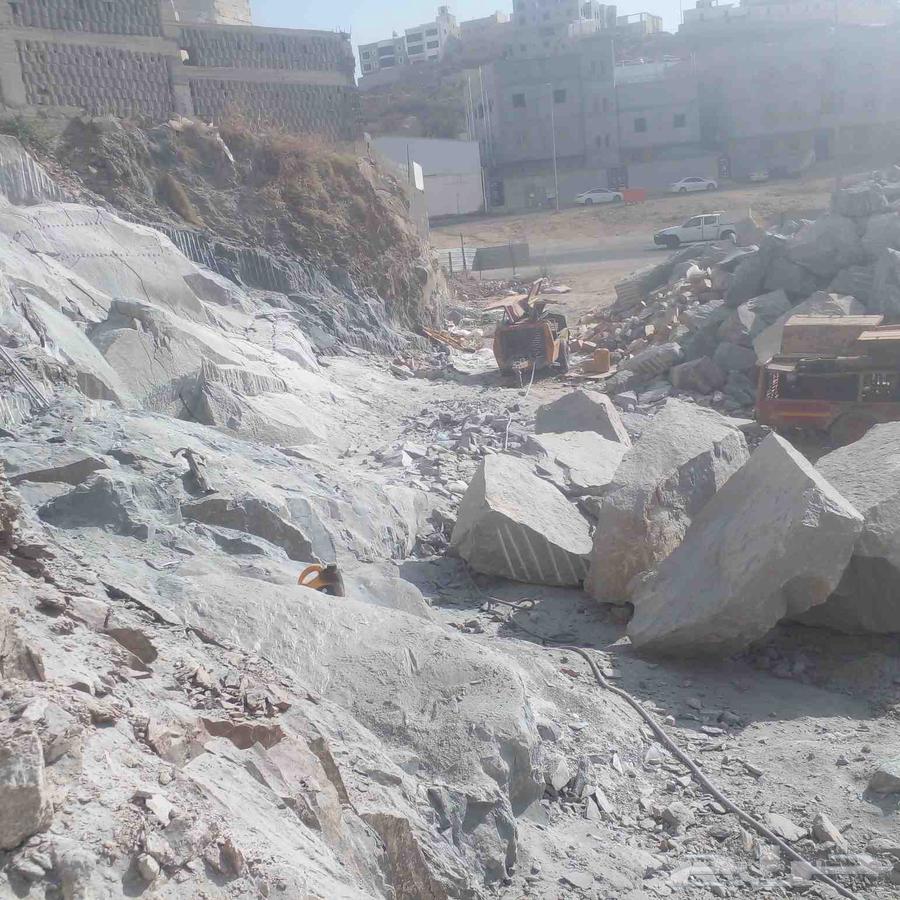 معلم تفتيت وتكسير اصخور بانواعها اتواصل64539202226307112