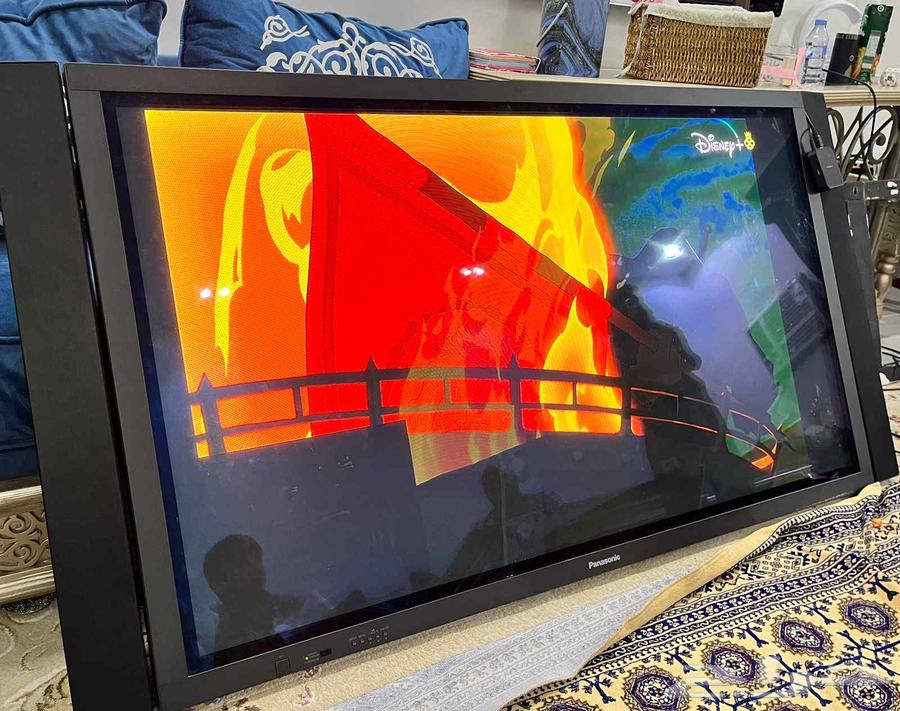 Plasma screen with speakers64484184703362111