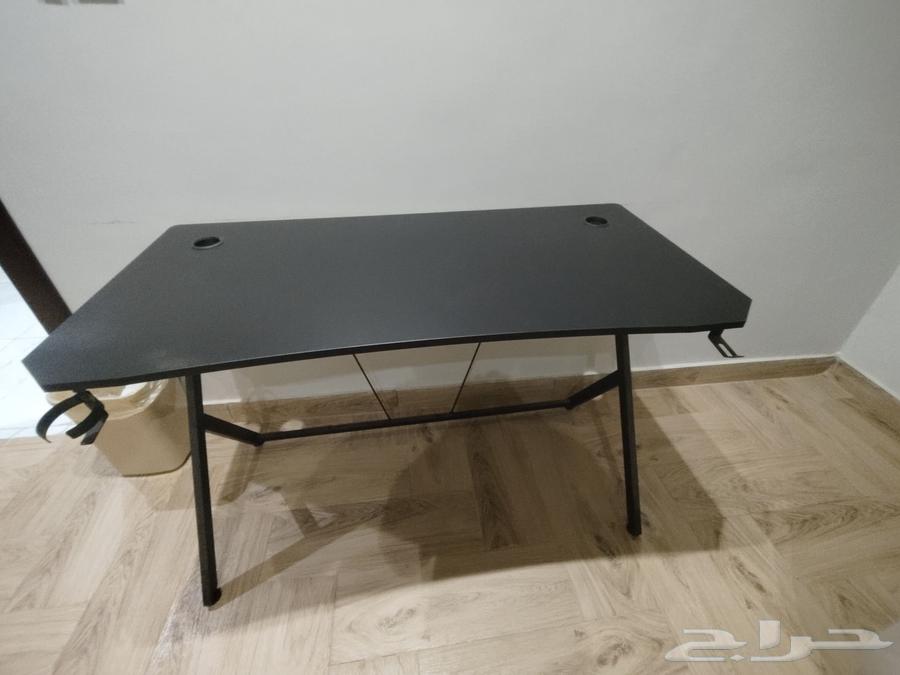 طاولة قمينق للبيع مقاس 160 يوجد بها حامل سمعات يوجد64481128045699113