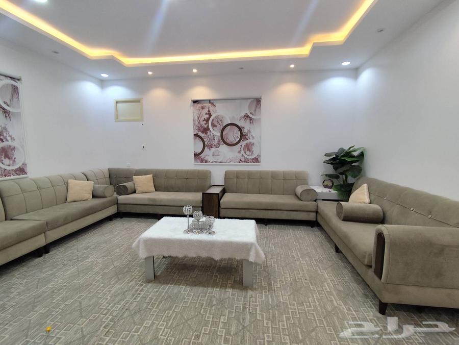 كنب شبه جديد للبيع مع الطولات والفرشة والستائر مقاس 5 في 464483757323778110