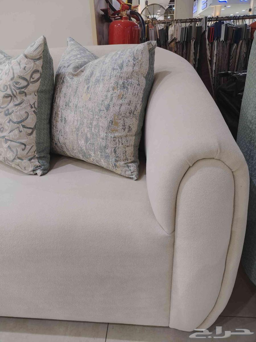 Sofa and side table details64483688228227113