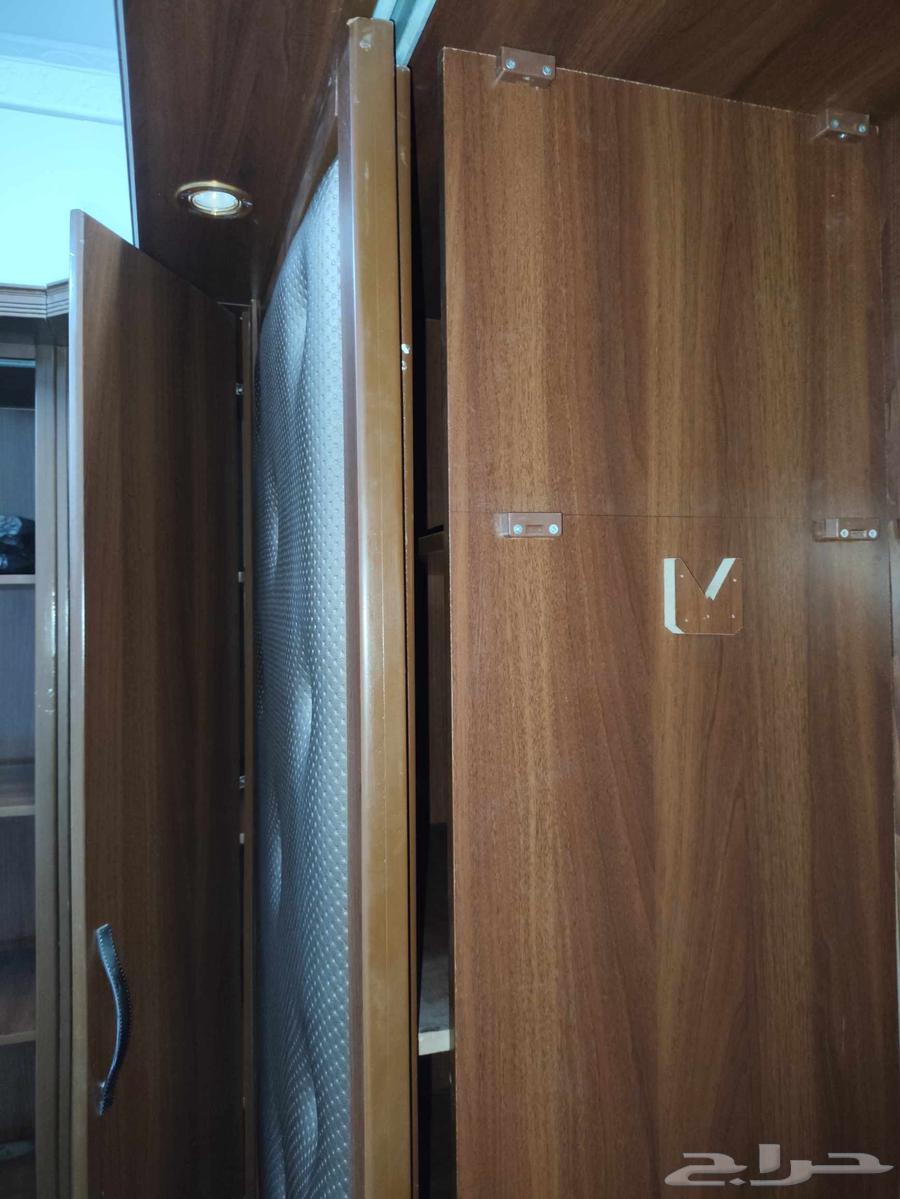 Wardrobe, air conditioner, and refrigerator64478870565890114