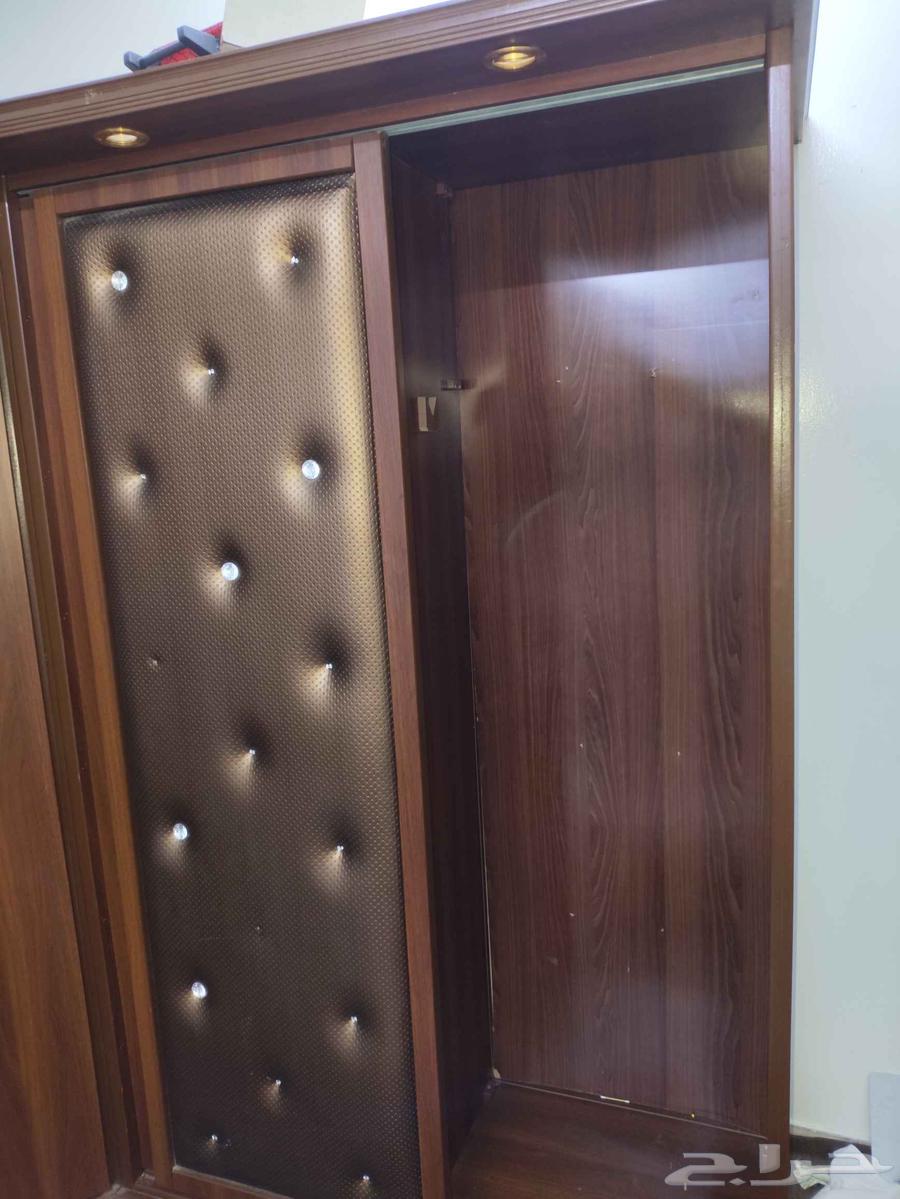 Wardrobe, air conditioner, and refrigerator64478870565890112