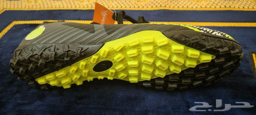 New football shoe, never used, in box size 4264484607366401112