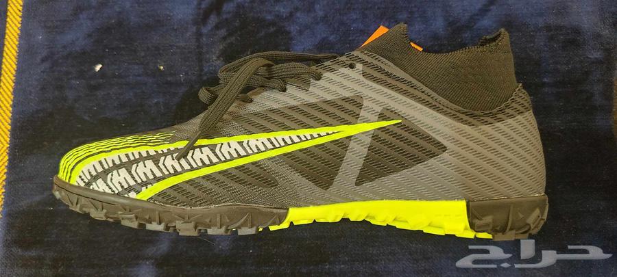 New football shoe, never used, in box size 4264484607366401113