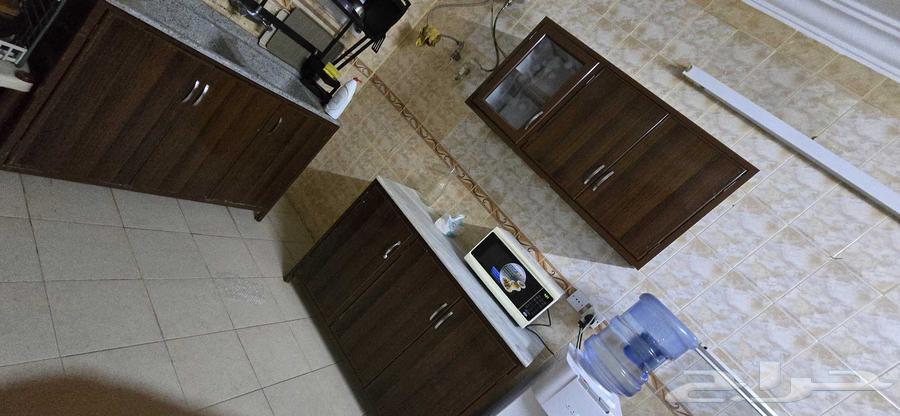 طقم دواليب مطبخ بني مع سطح سيراميك وحوض بيع بداعي الس64485903016962110