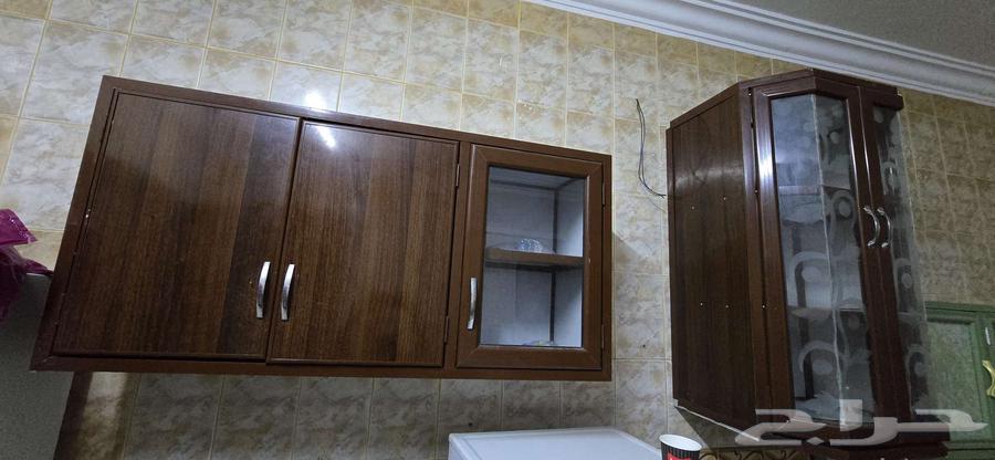 طقم دواليب مطبخ بني مع سطح سيراميك وحوض بيع بداعي الس64485903016962114