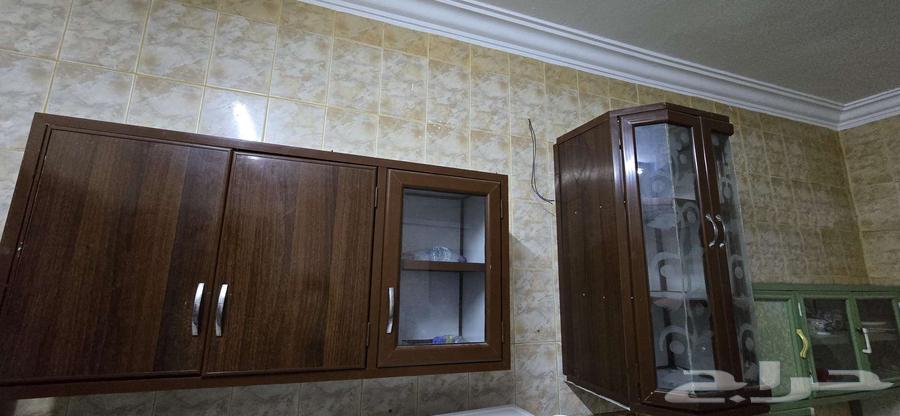 طقم دواليب مطبخ بني مع سطح سيراميك وحوض بيع بداعي الس64485903016962113